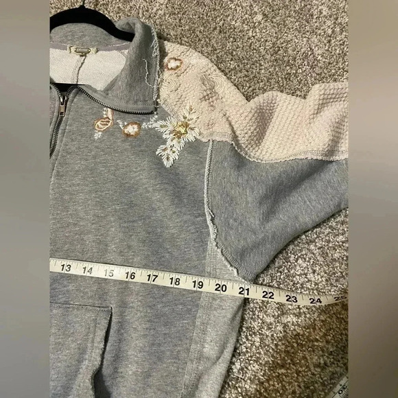 Gimmicks from BKE Embellished Half Zip Sweatshirt - Size Medium - Picture 9 of 9